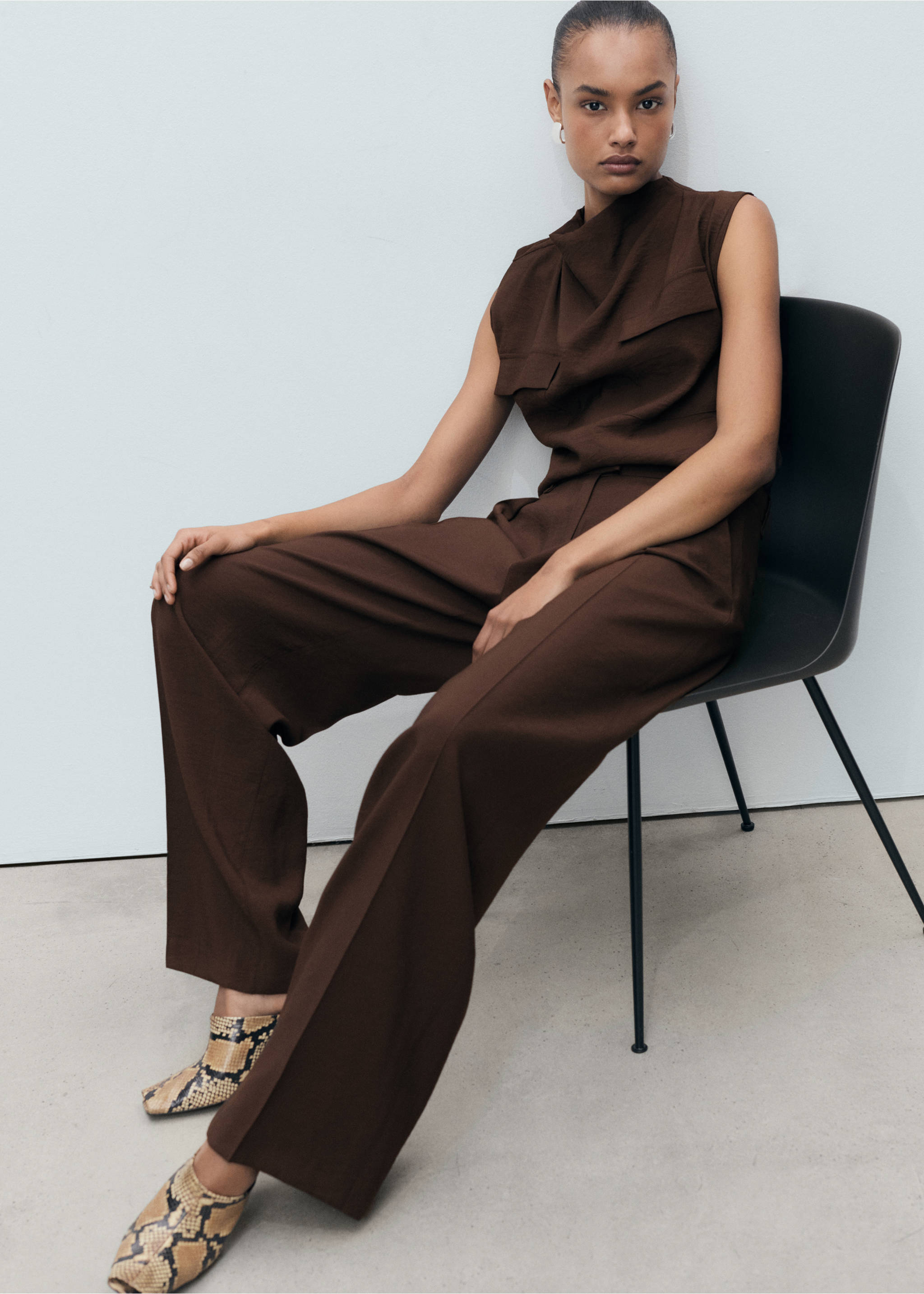 Wide leg pleated pants - Details of the article 4, Chocolate. Ref: 87098273-00.