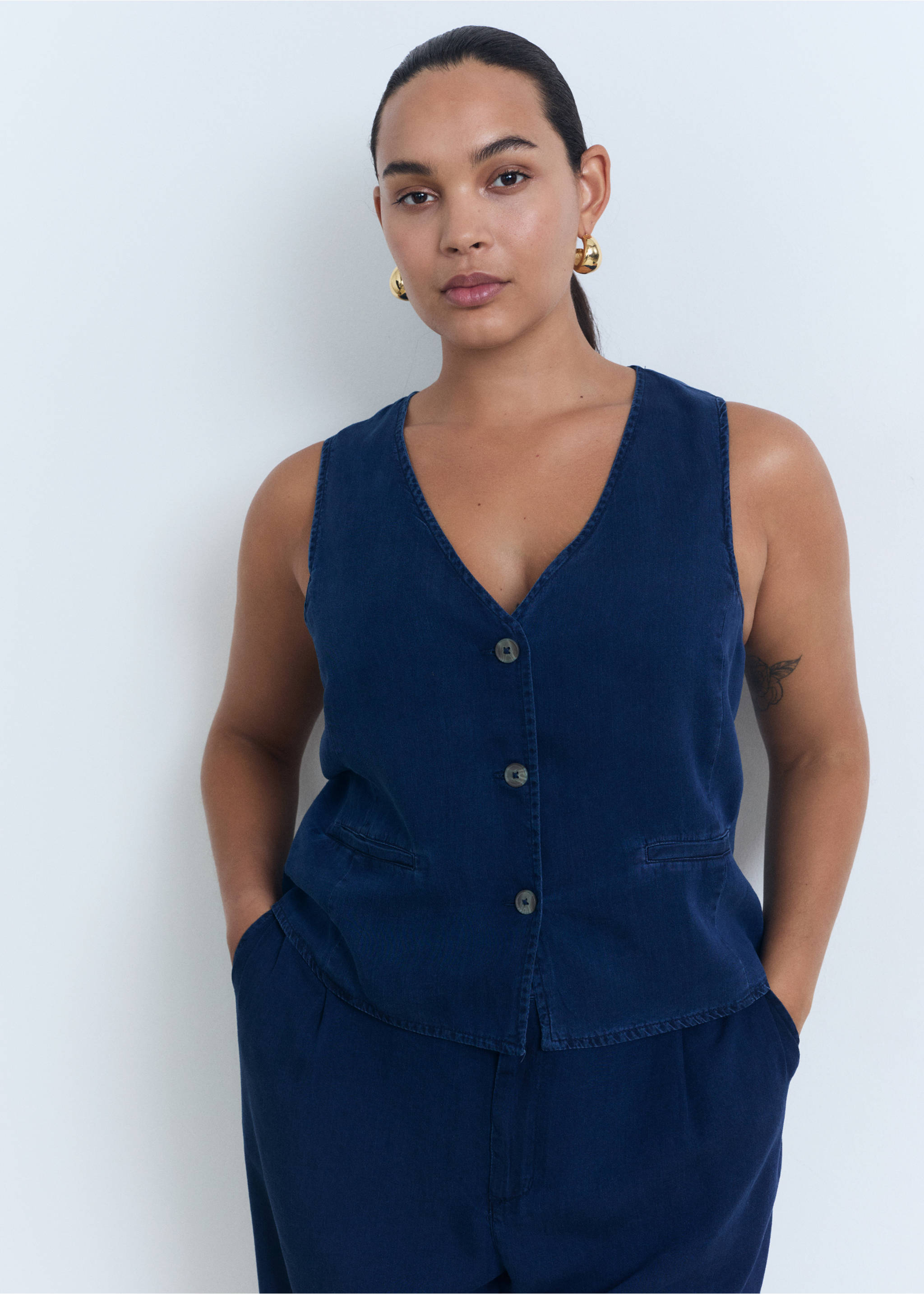 Denim-effect lyocell waistcoat - Details of the article 5, Dark Blue. Ref: 87098641-00.