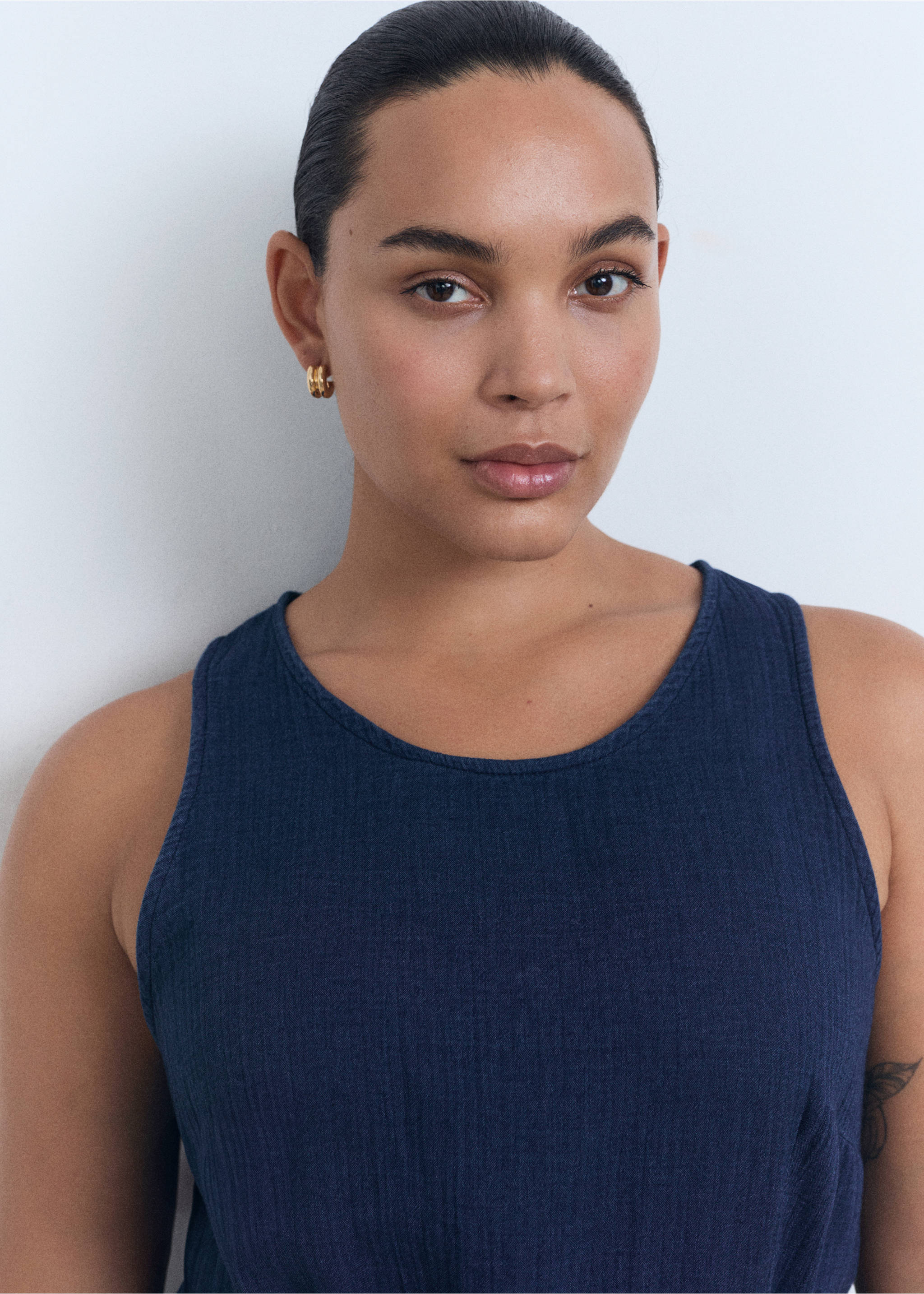 Flowy denim jumpsuit with belt - Details of the article 4, Night Blue. Ref: 87098642-00.