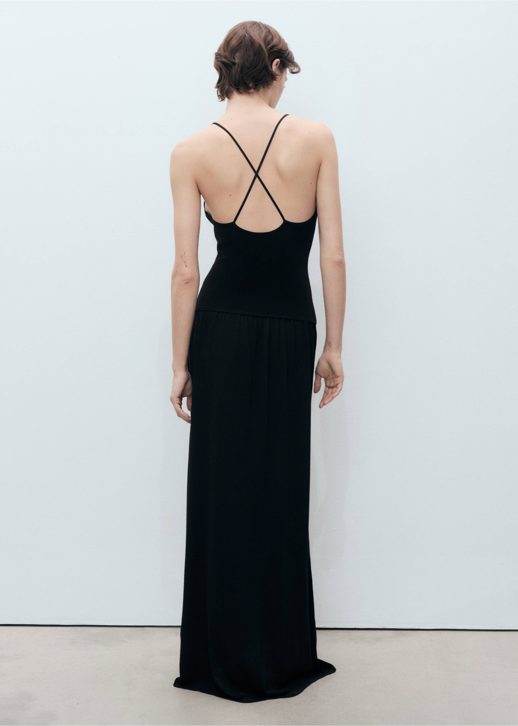 Strickkleid mit gekreuztem Rücken - Rückseite des Artikels, Schwarz. Ref: 87098649-00.