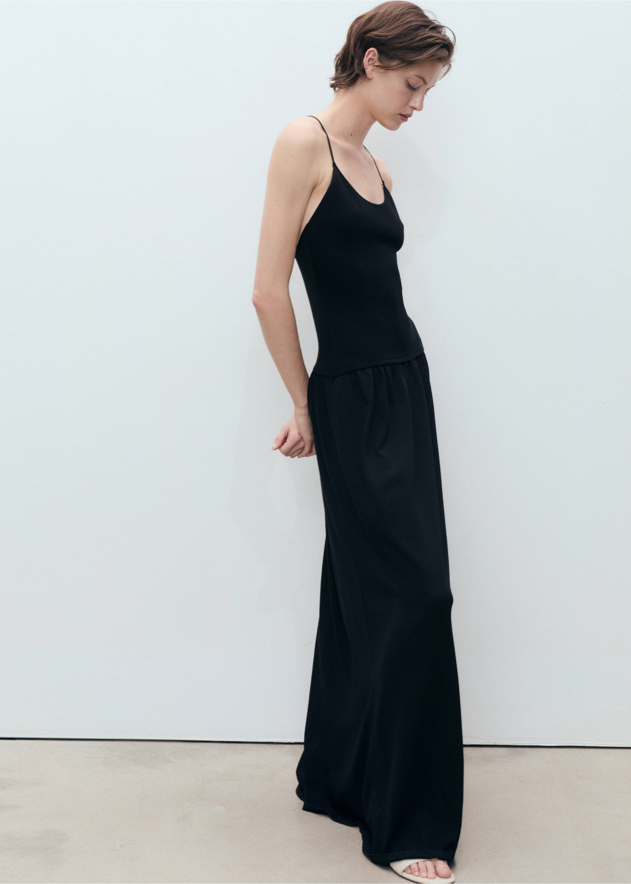 Strickkleid mit gekreuztem Rücken - Detail des Artikels 2, Schwarz. Ref: 87098649-00.