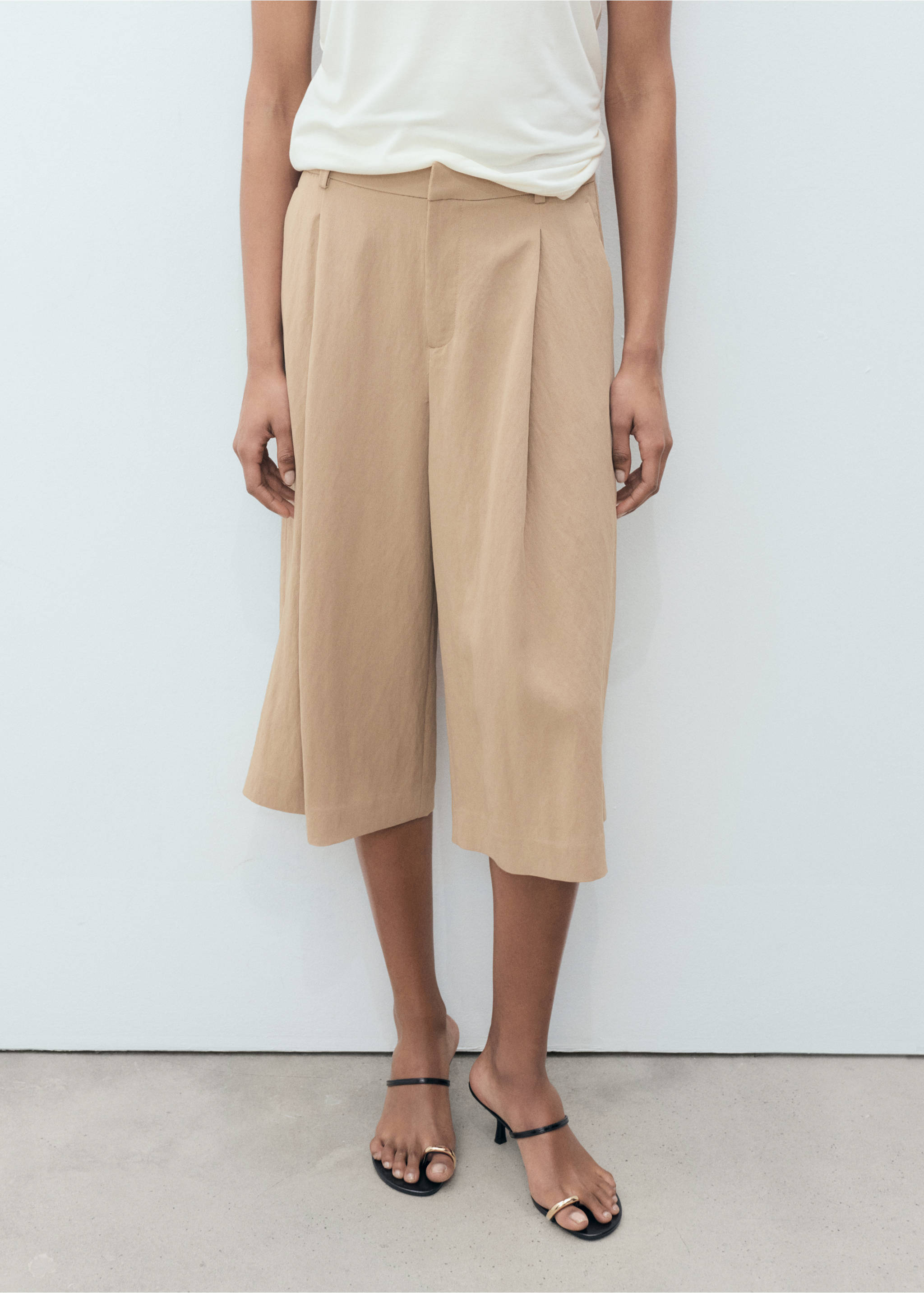 Lyocell pleated bermuda shorts - Medium plane, Beige. Ref: 87099062-00.