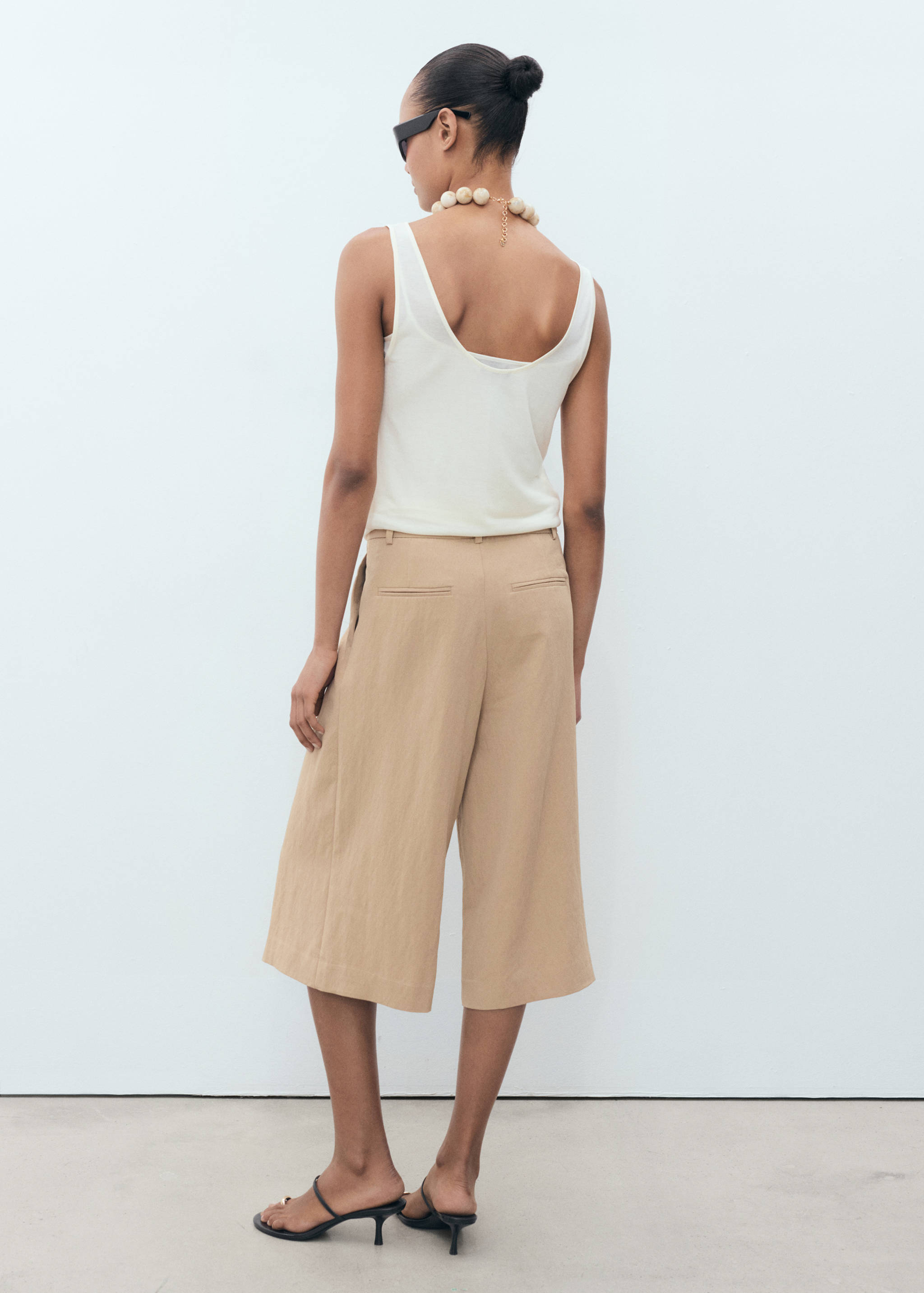 Lyocell pleated bermuda shorts - Reverse of the article