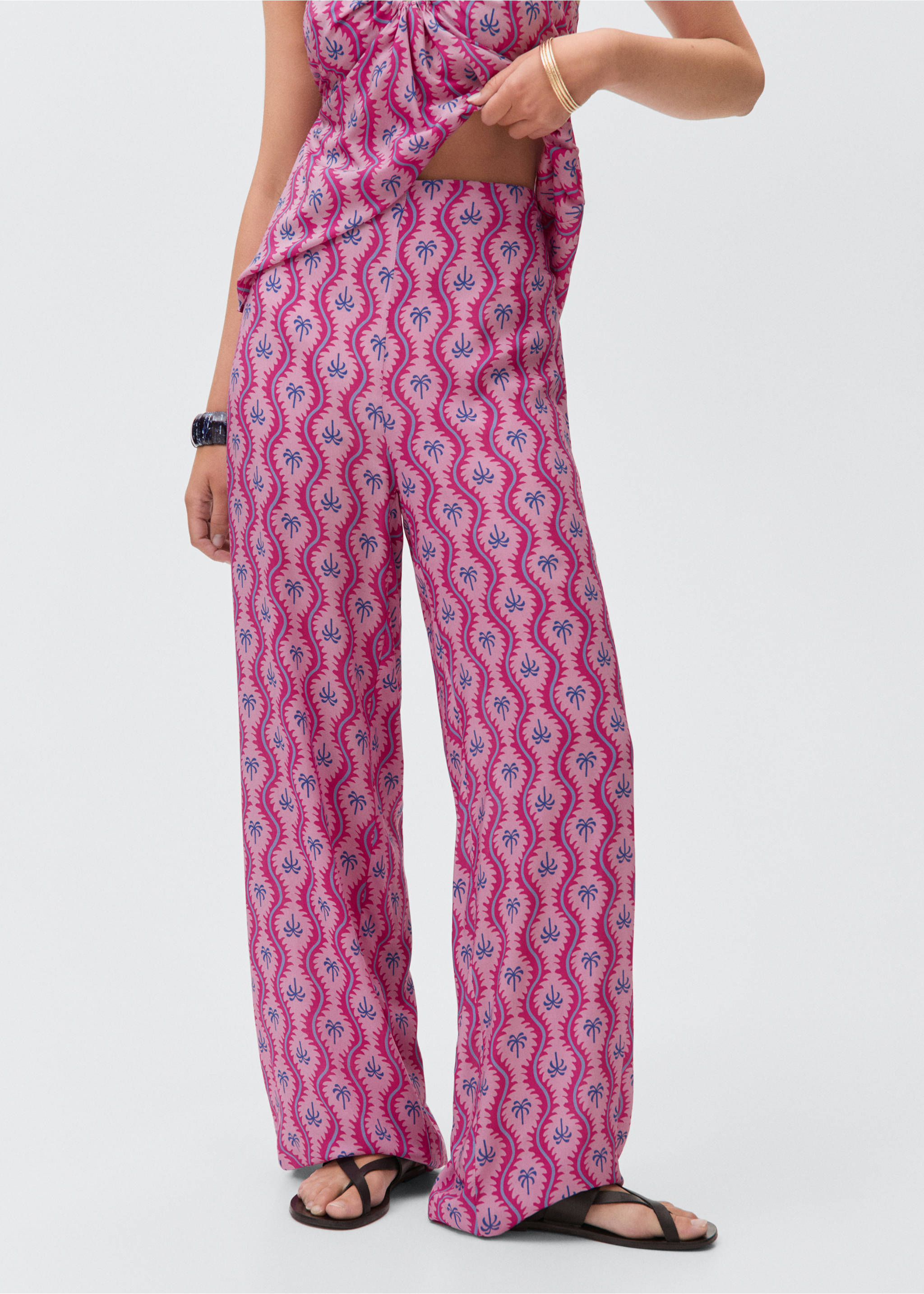 Pantalon imprimé palmier - Plan moyen, Rose. Ref: 87099216-00.