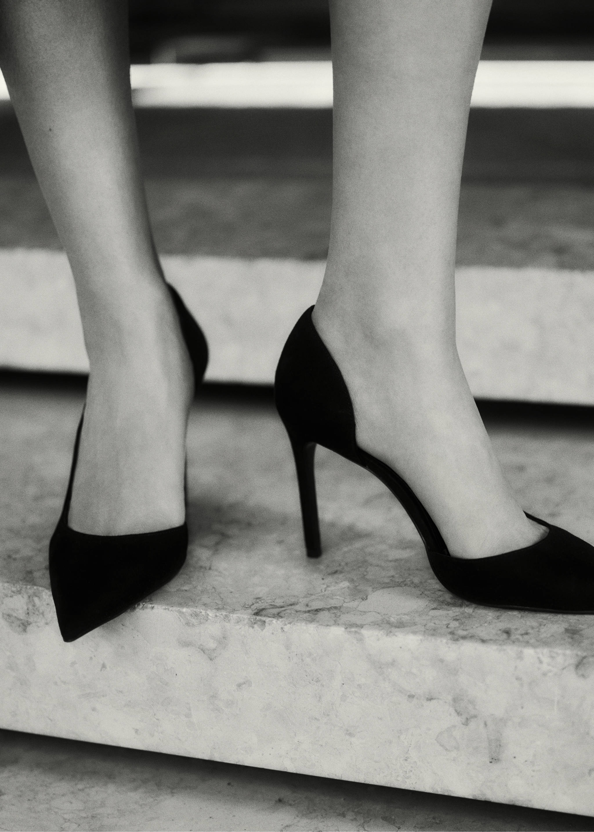 Asymmetrical heeled shoes - Details of the article 6, Black. Ref: 87100255-00.