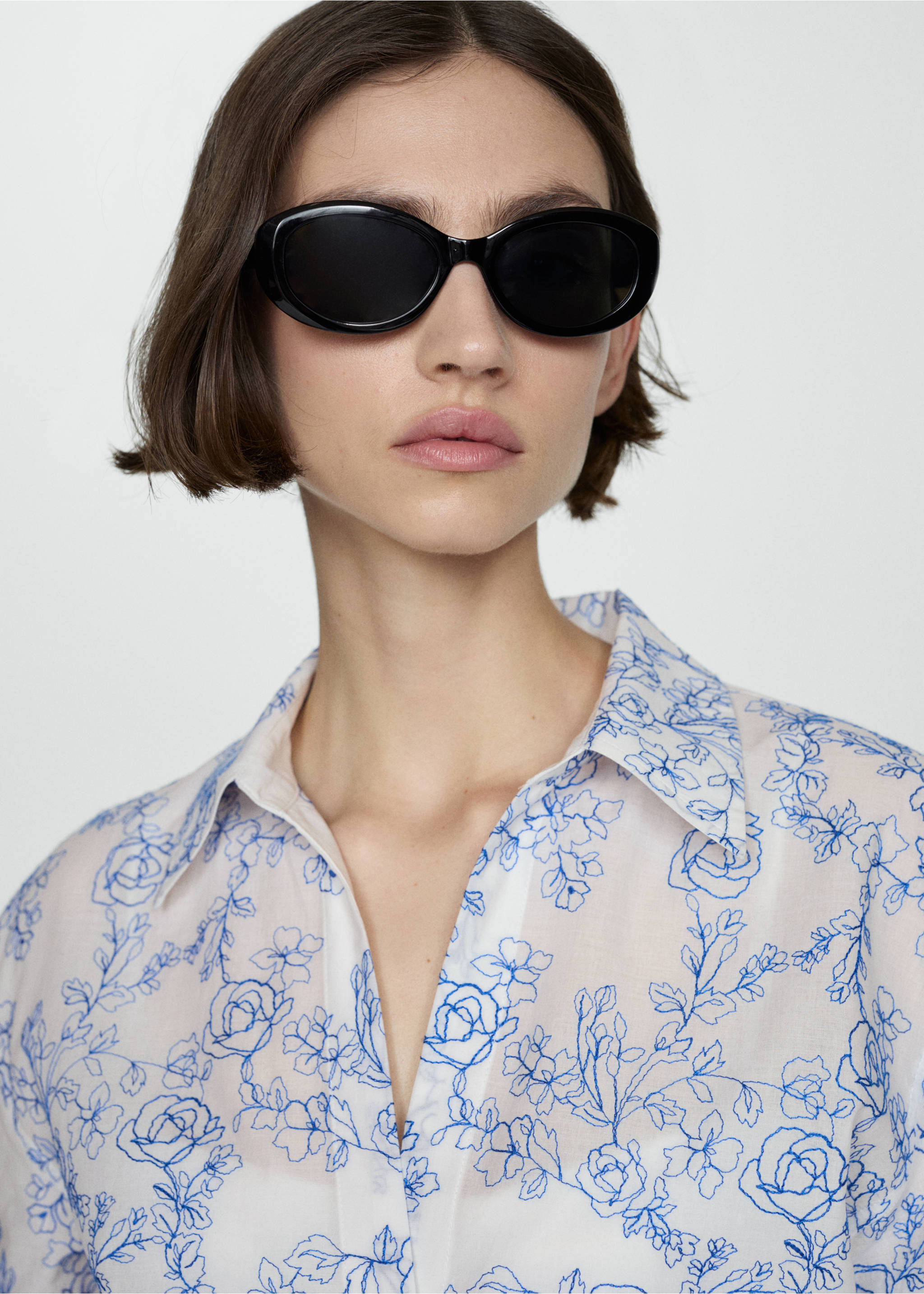 Shirt with floral embroidery - Details of the article 1, Off White. Ref: 87108644-00.