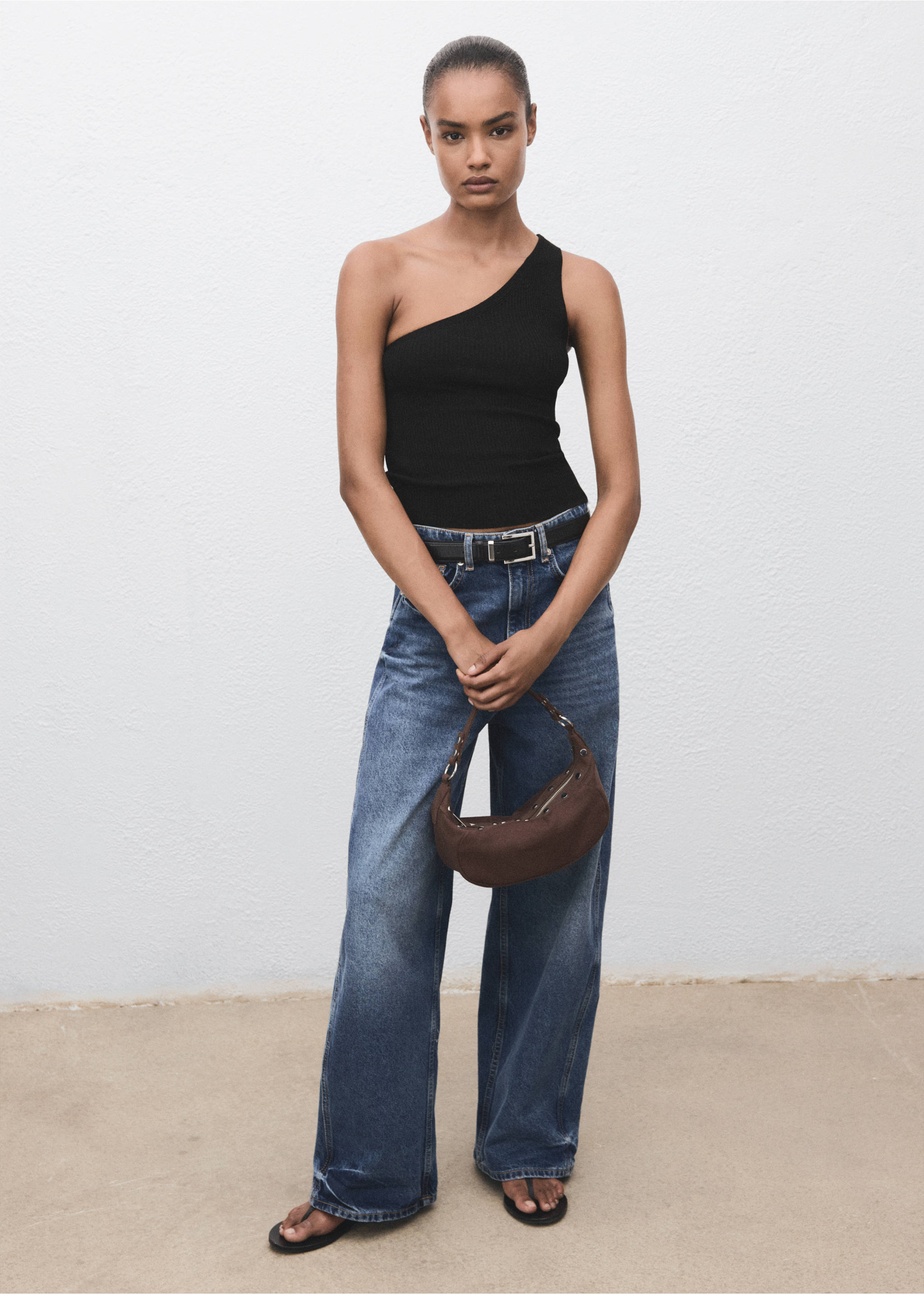 Knit asymmetric top - General plane, Black. Ref: 87118640-00.