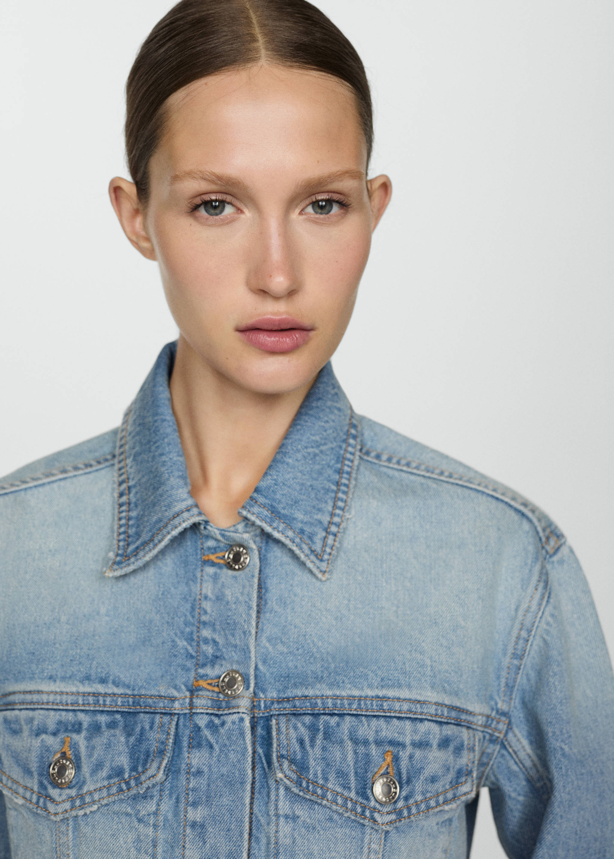 Denim jacket with frayed hem - Details of the article 1