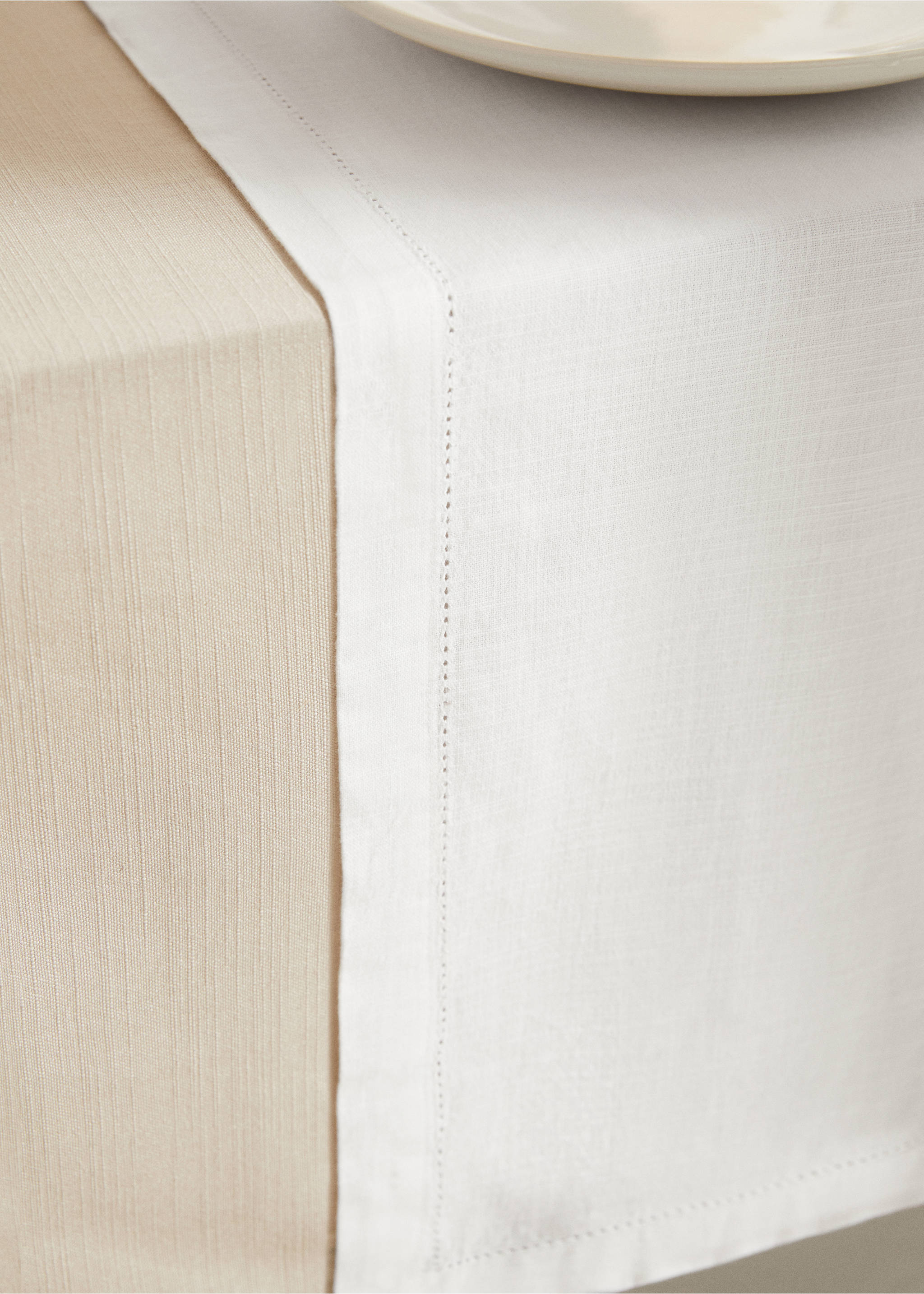 Hemstitch table runner - Details of the article 7, Off White. Ref: 87192950-00.